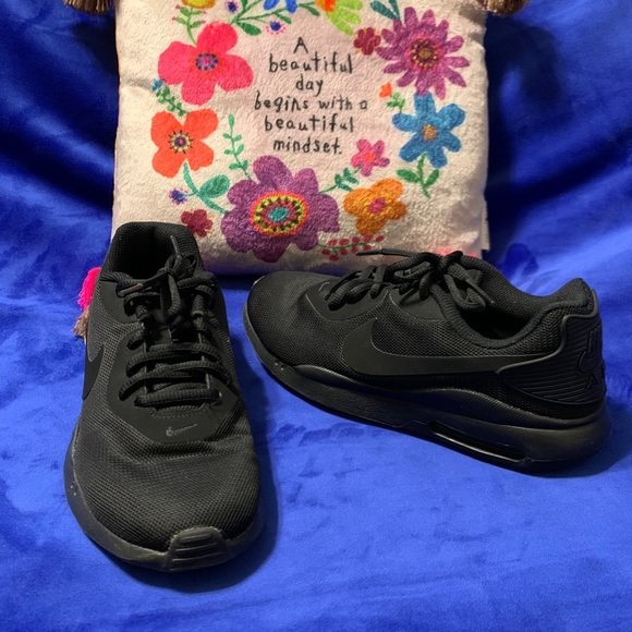 Nike Women’s Air Max Oketo All Black Sneaker - Picture 3 of 13